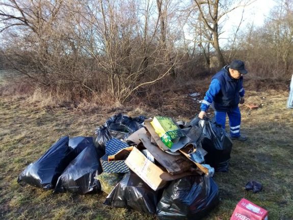 Illegális szemétlerakatra bukkantak az Olt partján