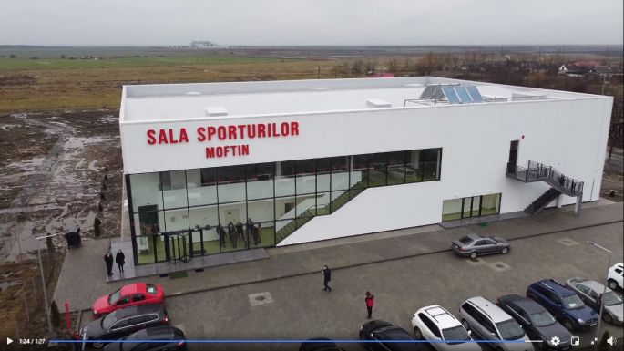 Modern sportcsarnokot szemlélt meg Cseke Attila miniszter Szatmár megyében