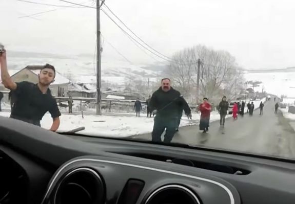 Botokkal és kövekkel támadtak a rendőrökre egy máramarosi faluban