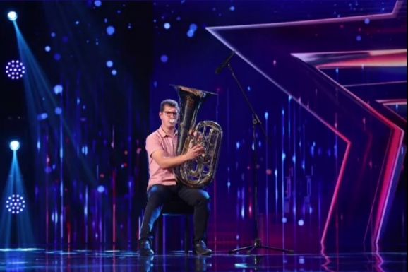 „Csak én vagyok, a hangszerem és a jó Isten” – rétyi fúvós jutott tovább négy igennel a romániai tehetségkutatón