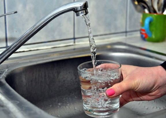 Nő az ivóvíz ára Háromszéken, ahol évente kilencmillió köbméter a fogyasztás