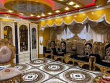 Giccsparádé: 57 ezer euróért árult „aranyozott” tömbházlakáson hüledezik az internet