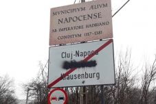 Szúrta valakinek a szemét Kolozsváron a magyar helységnévtábla