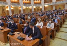 Nyugdíj helyett a megvonásról szóló értesítést hoz a postás a volt törvényhozóknak