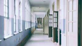 Bihar megyében 71 ezer diák mehet iskolába hétfőtől, 16 ezren online tanulnak tovább