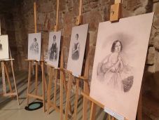 Női hősnők portréiból nyílt időszaki kiállítás a kolozsvári Szabók bástyájában