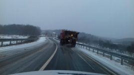 Közel háromezer tonna csúszásgátló anyagot szórtak ki a közutakra