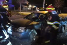 Nem állt meg a vasúti átjáró előtt – egy fiatal nő és egy gyermek sérült meg a balesetben