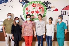 Lábra állítottak egy koronavírus szövődményeként lebénult gyimesi kislányt