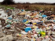 Döbbenetes szeméthegyek miatt százezer lejre büntettek egy Bihar megyei községet