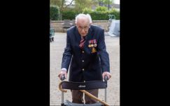 Végső búcsút vettek „Tom századostól”, aki fontmilliókat gyűjtött a koronavírus elleni küzdelemre