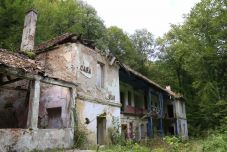 Megkezdődik a romhalmazzá vált révi menedékház újjáépítése