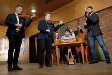 „Igyekszünk erőt adni a közönségnek” – a Maszol olvasóinak zenél a 10 éves Tokos zenekar (VIDEÓ)