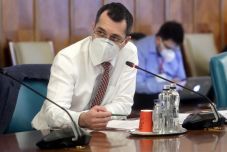 Az egészségügyi miniszter ellen benyújtott indítványról vitázik a parlament