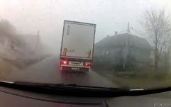 Ámokfutással ér fel, ahogy egy kamionos Maros megye útjain száguldozott (VIDEÓ)