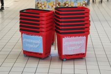 Már az áruházak is segítenek párt találni: mutatjuk, hol ismerkedhet vásárlás közben