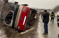 Távolsági busz borult fel 16 utassal a fedélzetén – vörös akcióterv lépett életbe