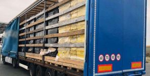 Félmillió doboz cigarettát találtak a magyar pénzügyőrök egy román sofőrnél