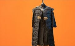 Egy Kossuth Lajos temetésén részt vevő személy díszmagyar gyászöltözetét állítják ki Aradon  