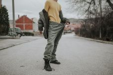 Búcsút inthet a szűk szabású farmereknek: hódítanak az egyenes szárú, bő fazonú nadrágok 