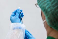 Emberkísérletbe kezdenek: önkénteseket fertőznek meg koronavírussal az Egyesült Királyságban