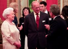 Fertőzéssel kezelik a brit uralkodó férjét