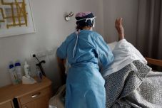 Beoltották őket, mégis elkapták a koronavírus brit mutációját egy idősotthon lakói