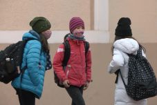 „Hiányoztak a barátok, otthon unalmas” – a legtöbb tanuló visszatért hétfőn az iskolába (VIDEÓ)