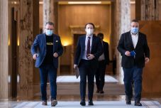 Tagadja a miniszterelnök, hogy kötelezővé tennék a koronavírus elleni védőoltást