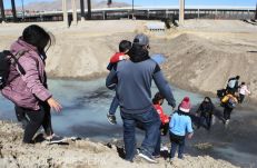 Megkezdődött az első migránsok befogadása az Egyesült Államok déli határán