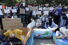 Éles lőszerrel lőtt a tüntetőkre a mianmari rendőrség