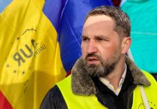 Több sebből vérzik az AUR: kizártak egy képviselőt is