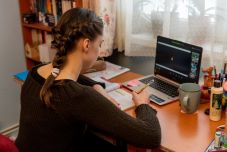 Szégyelli a környezetét, ezért nem kapcsolja be kameráját online órán sok egyetemista