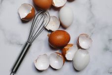 Így lehet a legegyszerűbben megpucolni a főtt tojást