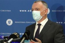 Káosz a hétfői iskolanyitás körül: máris módosítana a tanügyminiszter a forgatókönyveken