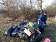 Illegális szemétlerakatra bukkantak az Olt partján