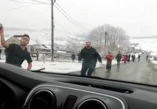 Botokkal és kövekkel támadtak a rendőrökre egy máramarosi faluban