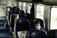 Eldőlt: korlátozza a kormány az egyetemisták ingyenes vonatozását