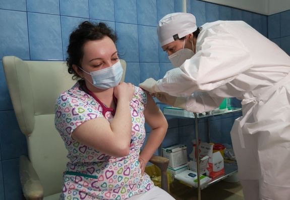 Csíkszeredai orvosok kapták meg elsőként a koronavírus elleni oltást Hargita megyében