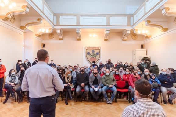 Csíksomlyói tűzkárosultak ügye: a lakosság megkérdezésével keresnek helyet a lakókonténereknek