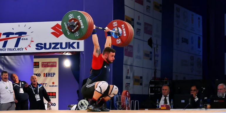 Felfüggesztettek egy kazah és egy román súlyemelőt