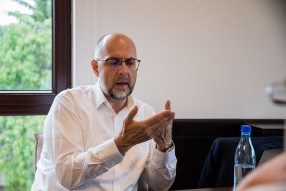 Lesz magyar nyelvű tájékoztatás az oltásról – Kelemen Hunort a kormányzás első hónapjáról kérdeztük