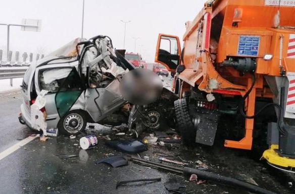 Hókotró járművel ütköztek az autópályán, hárman életüket veszítették