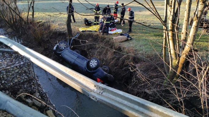 Hajszálon múlt az autójával patakba borult sofőr élete