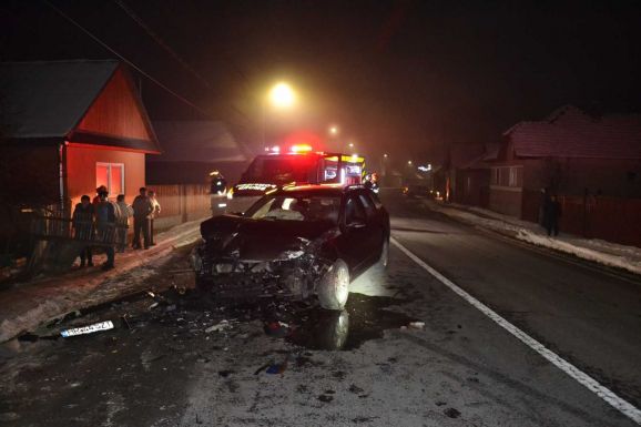 Figyelmetlenül vette be a kanyart, három személy megsérült a csíkcsicsói balesetben