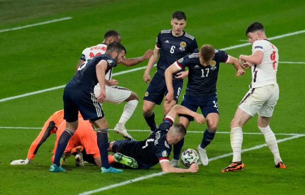 Csak kapufáig jutottak az angolok, döntetlent játszottak a skótokkal