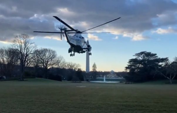 Donald Trump helikopterre szállva hagyta el a Fehér Házat