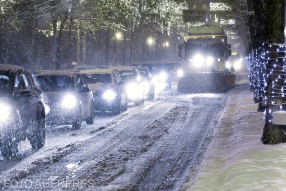 Havasak az utak az ország nagy részében, munkagépek szórják a csúszásgátló anyagot