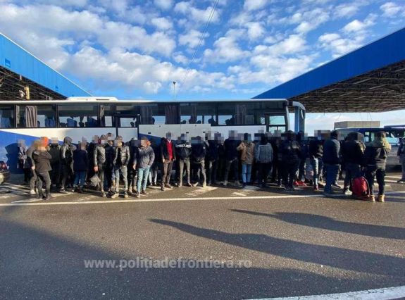 A határrendészek 68 személyre bukkantak egy kamion rakodóterében Nagylaknál