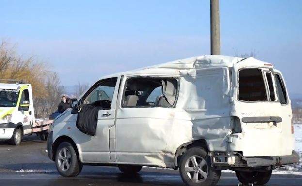 Kirepült az autó ablakán az anya és másfél éves gyermeke egy ütközés következtében